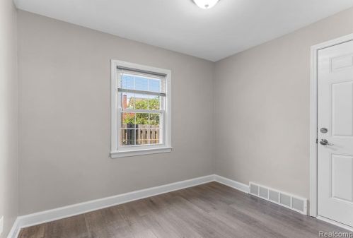 6754 Dolphin St, Dearborn Heights MI  48127-2539 exterior