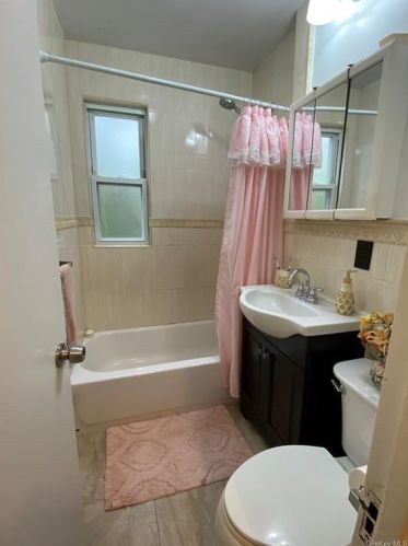 2899 Dewitt Pl, Bronx NY 10469-5564 exterior