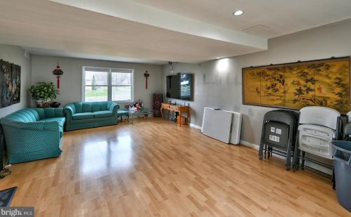 1 Hamilton Lk Dr, Trenton NJ 08619-3437 exterior