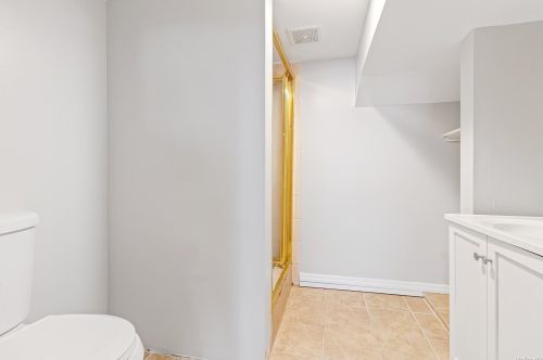 34 Guilford Park Dr, Babylon NY 11704-7928 exterior