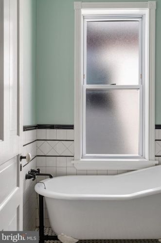 1233 Jackson St, Philadelphia PA 19148-2929 exterior