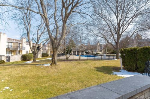 1249 Oakwood Ct, Rochester MI 48307-2539 exterior