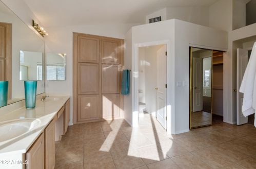 2737 Amberwood Dr, Phoenix AZ 85045-4208 exterior