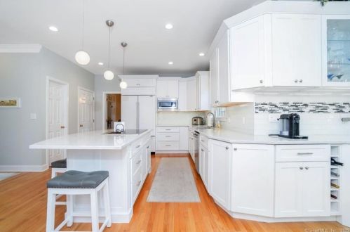 8 Jennifer Dr, North Haven CT 06473-2041 exterior