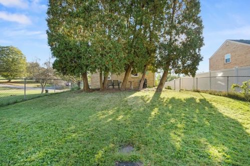 8145 Lindisfarne Dr, Pittsburgh PA 15237-2311 exterior