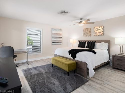 698 99 Ave, Naples FL 34108-2230 exterior