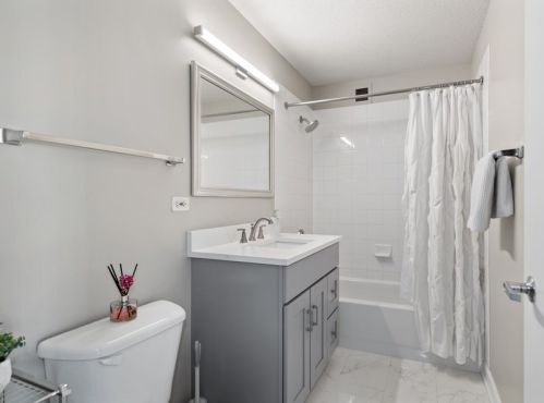 2 Erie St, Chicago IL  60611-2724 exterior