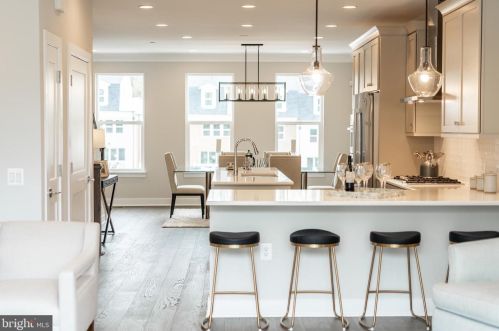 10338 Grosvenor Pl, Rockville MD 20852 exterior