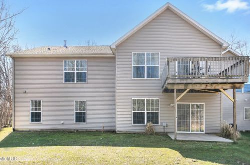 1752 10th St, Kalamazoo, MI 49009-9157