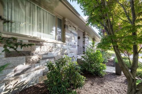 8 Edgemere Dr, Providence, RI 02905-3321