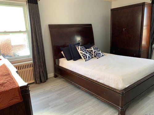 20 Gates Ave, Valley Stream NY 11580-3205 exterior