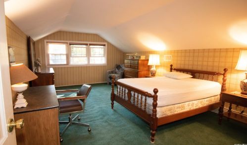 4 Ryder Ct, Huntington Station NY 11746-6142 exterior