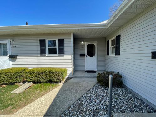 1075 Walnut Grove Dr, Meskegon, MI 49441-5682