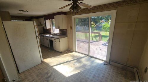 9 Nevins Ave, Enfield CT 06082-2027 exterior