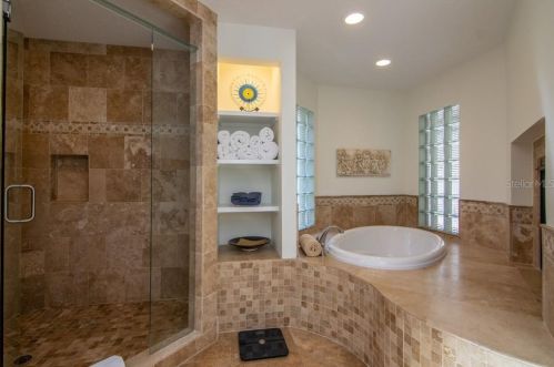 4949 Bayshore Blvd, Tampa FL 33611-3851 exterior