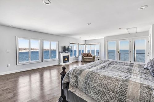 4 Lawrence Ct, Milford CT 06460-7336 exterior