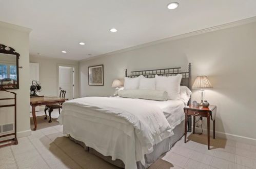 2817 Dover Rd, Atlanta GA 30327-1209 exterior