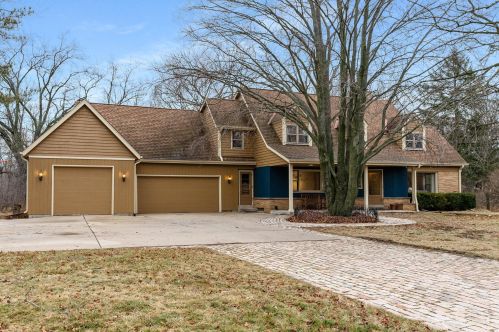 9360 Sleepy Hollow Ln, Milwaukee WI  53217-1242 exterior