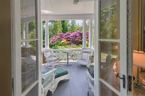 212 Main St, Ridgefield CT 06877-4922 exterior