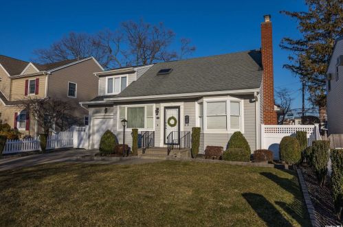 51 Fordham St, Valley Stream NY 11581-3223 exterior