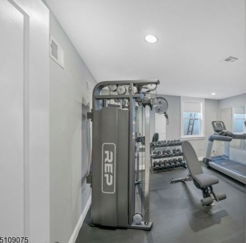 70 Cathedral Ave, Florham Park NJ 07932-2521 exterior