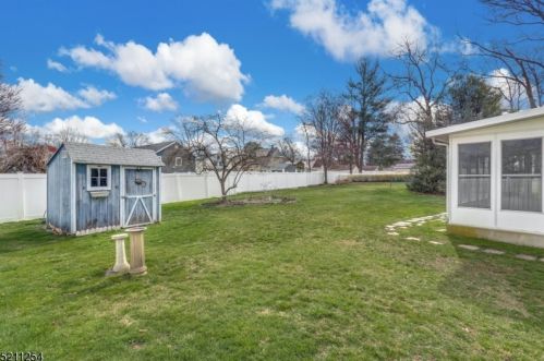 47 Dawn Dr, Clark NJ 07066-1401 exterior