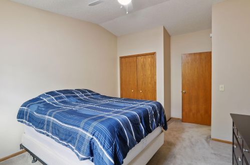 204 Ridgewood Dr, Chaska MN 55318 exterior