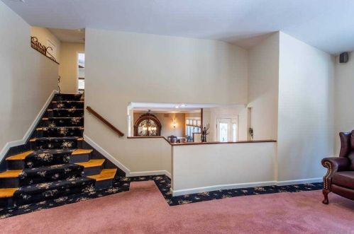 6 Gables Ct, Huntington Station NY 11746-4852 exterior