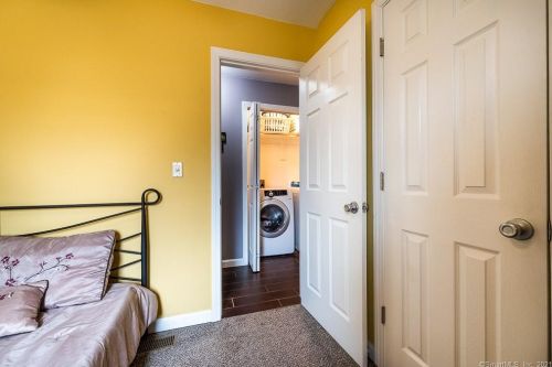 334 Maple Ave, Uncasville CT 06382-2018 exterior