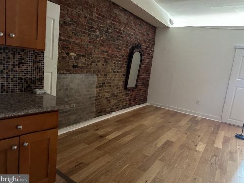 8 Front St, Philadelphia PA 19106-3001 exterior