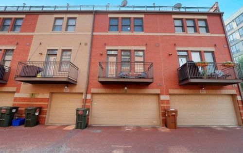 648 Oak St, Chicago IL  60610-7298 exterior