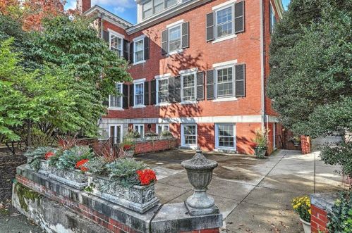 72 Manning St, Providence, RI 02906-3104