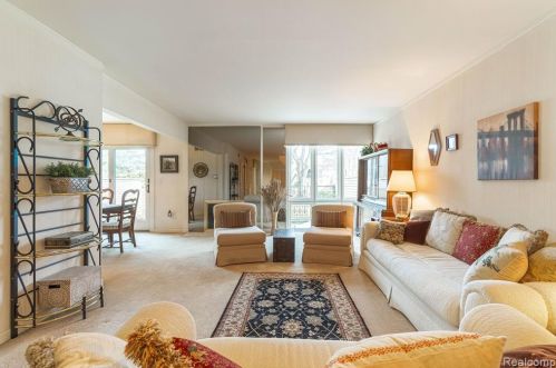 1249 Oakwood Ct, Rochester MI 48307-2539 exterior