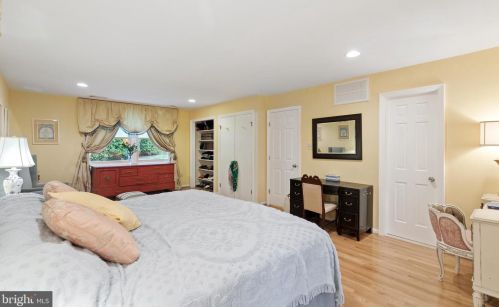 8751 Brook Rd, Mc Lean VA  22102-1507 exterior