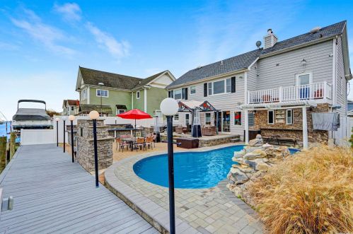 95 Midway St, Babylon NY  11702-4311 exterior