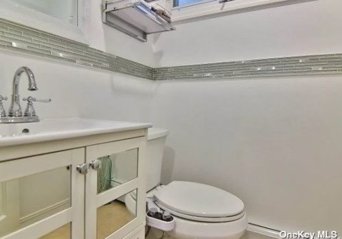 72 Shinbone Ln, Commack NY 11725-5517 exterior