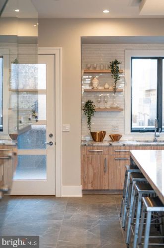 722 Broad St, Philadelphia PA 19146-3119 exterior