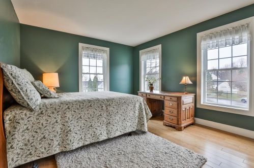 8 Oakmont Dr, Concord NH 03301-6916 exterior