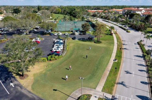 550 Saratoga Cir, Naples FL 34104-8755 exterior