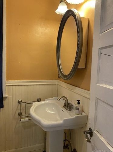 1 Franklin St, Manchester CT 06040-4346 exterior