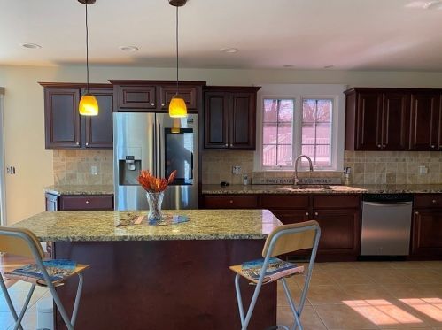 231 Pondview Dr, Springfield MA 01118-1150 exterior