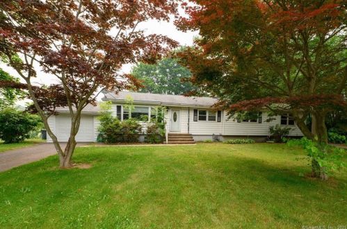 38 Belvedere Rd, North Haven CT 06473-3911 exterior