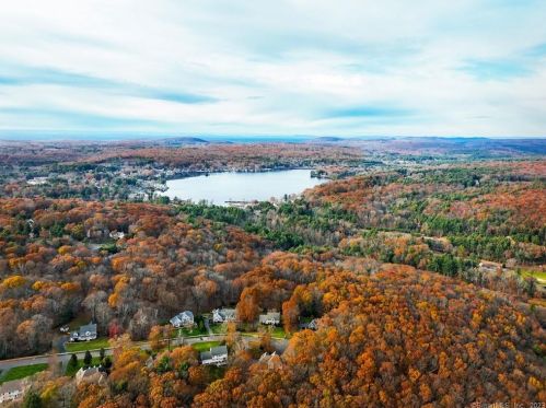 10 Azalea Ln, Ellington CT  06029-3063 exterior