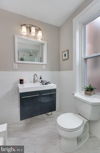 2407 Carpenter St, Philadelphia PA 19146-2342 exterior