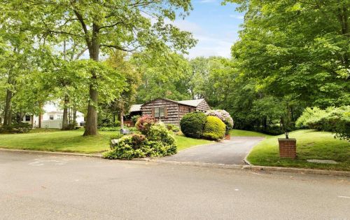 37 Mcculloch Dr, Huntington Station, NY 11746-8325