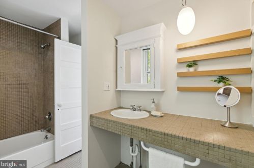 601 18 St, Philadelphia PA 19140-1013 exterior