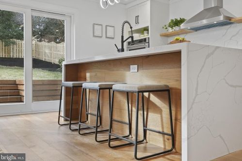 2706 Valley Dr, Alexandria VA  22302-2845 exterior