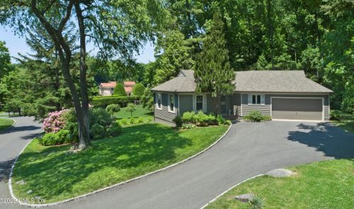 33 Mdw Wood Dr, Greenwich CT 06830-7023 exterior