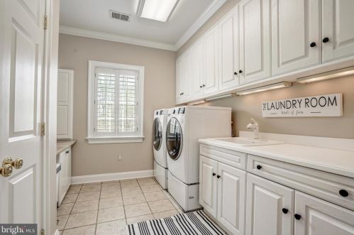 8503 Country Club Dr, Bethesda MD 20817-4579 exterior