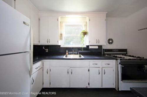 65 Little Silver Pkwy, Little Silver NJ 07739-1118 exterior